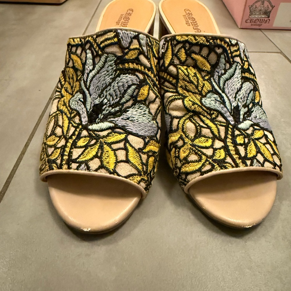 Crown Vintage Yellow and Blue Mules with Embroidered Design Sz 8